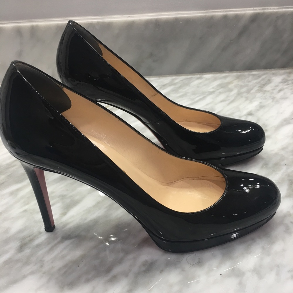 Black patent CLs!! 👠👠